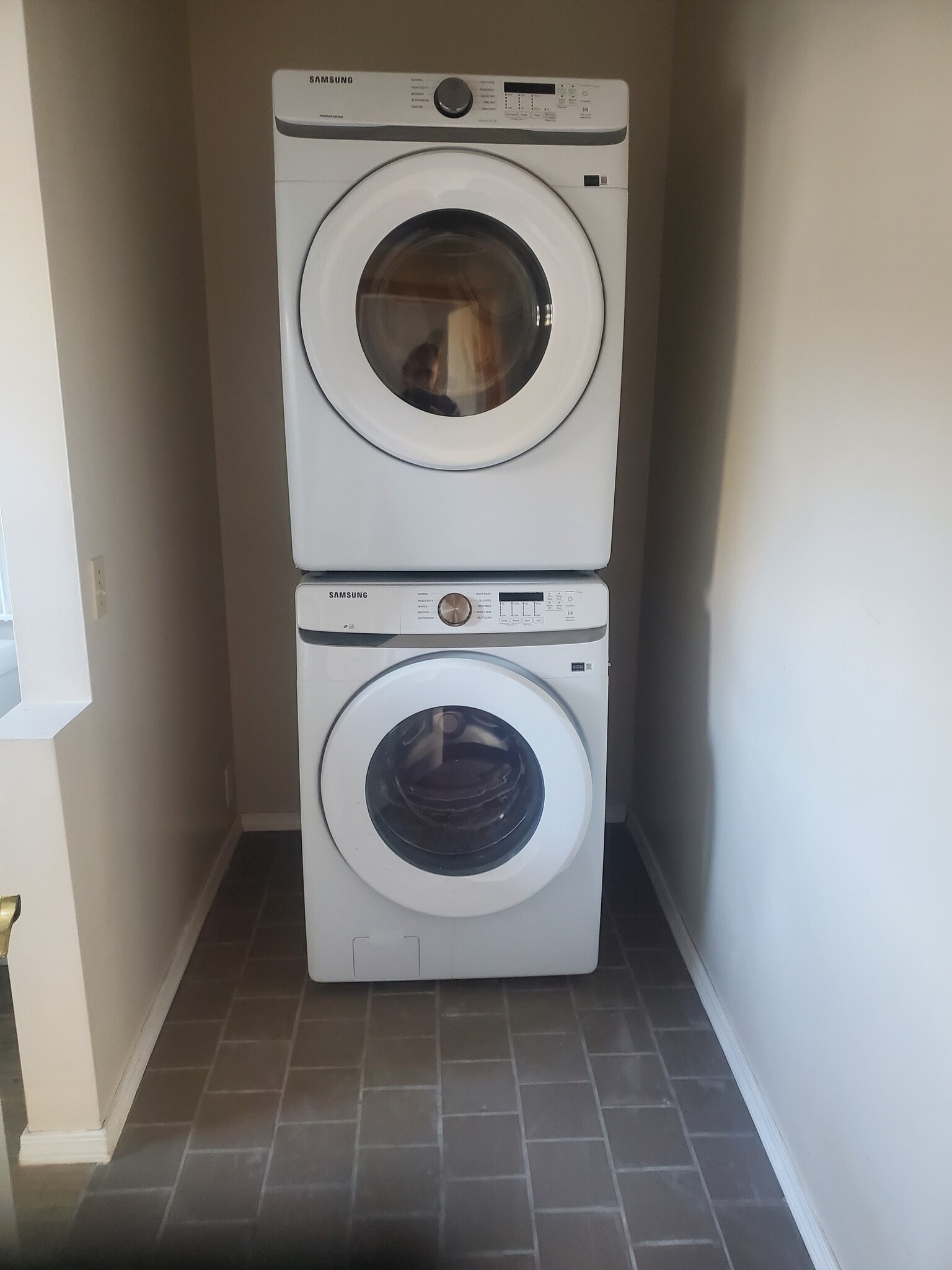 washer and dryer - 902 S Lundstrom St