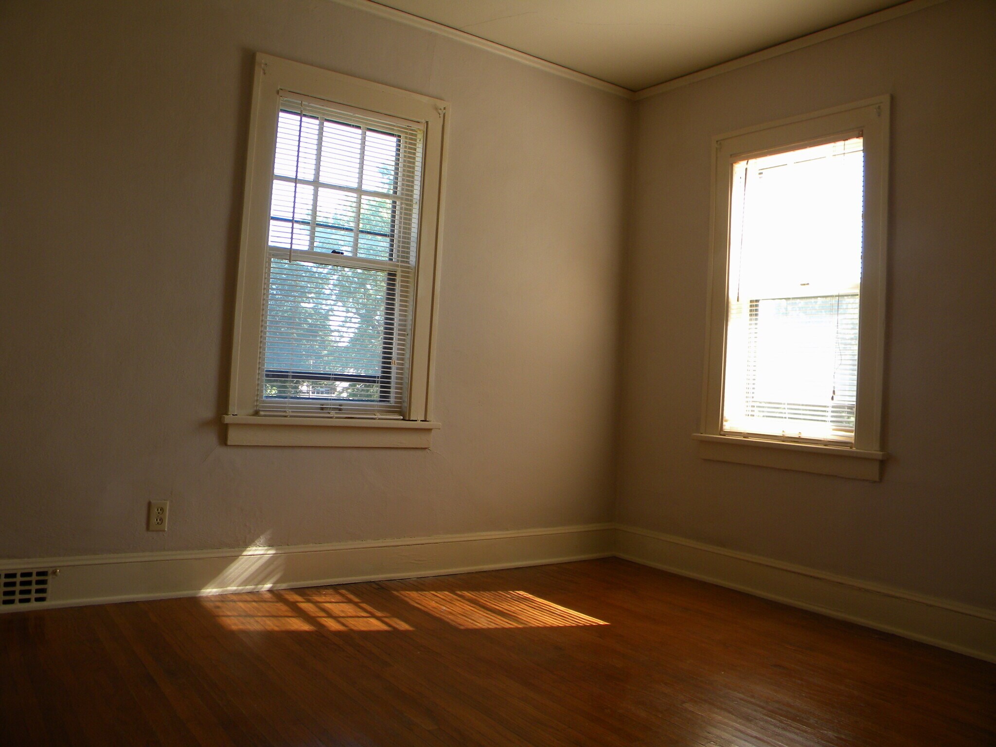 Bedrooms feature wood floors - 1220 20th St