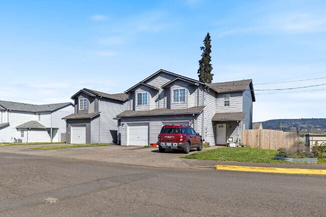 Building Photo - Spacious Townhome 3 Bedrooms plus office!