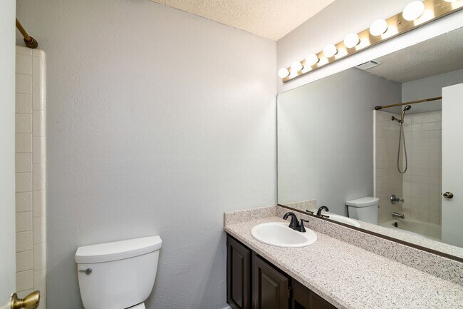 Building Photo - Charming 3 Bedroom Home