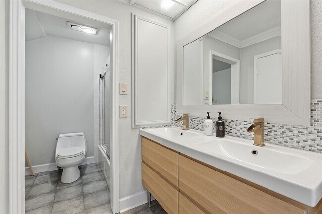 Building Photo - 112 World of Tennis Sq