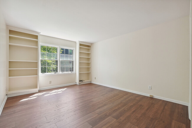 Primary bedroom - 174 Amherst Pl NW