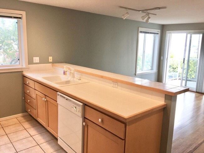 Building Photo - Gorgeous Queen Anne View Condo
