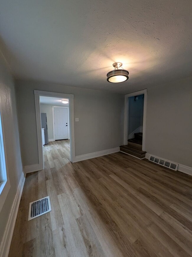 Building Photo - Beautifully renovated 3 bedroom home in Sw...