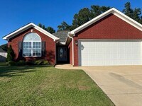 Building Photo - Cozy 3 Bed 2 Bath House! Available August ...