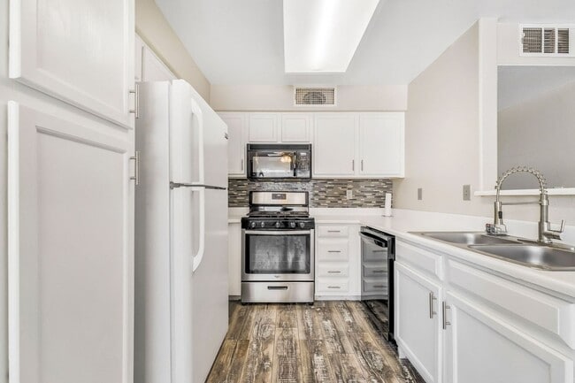 Building Photo - Charming First-Floor Condo in a Gated Community with Resort-Style Amenities!