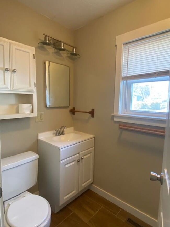 Building Photo - Adorable 2 Bedroom Early July!