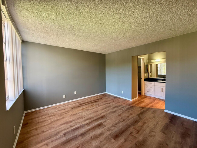 Building Photo - 9450 Live Oak Pl