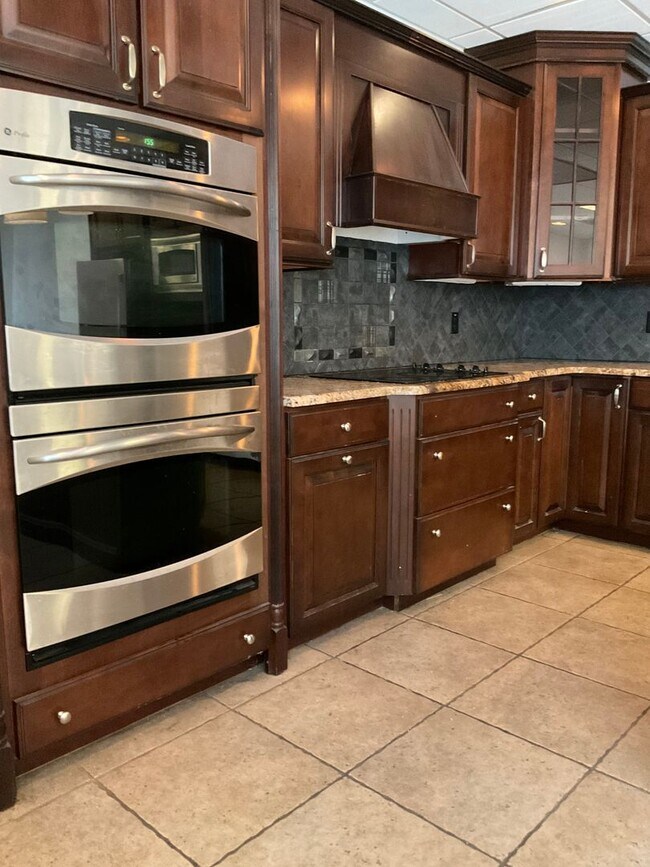 Building Photo - 6530 Derry St