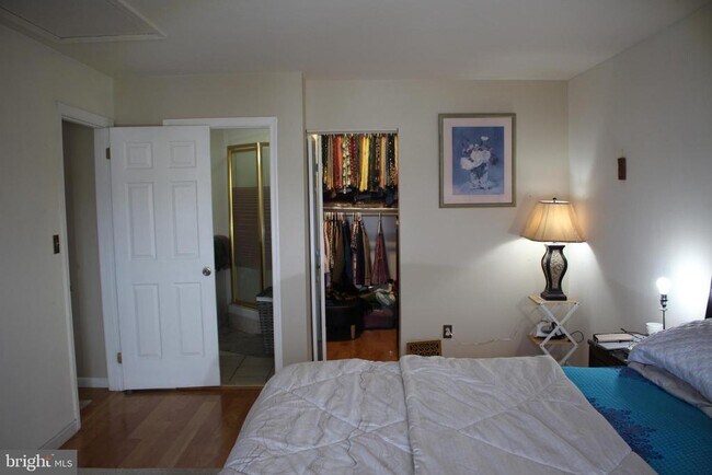 Building Photo - 219 Meadow Dr