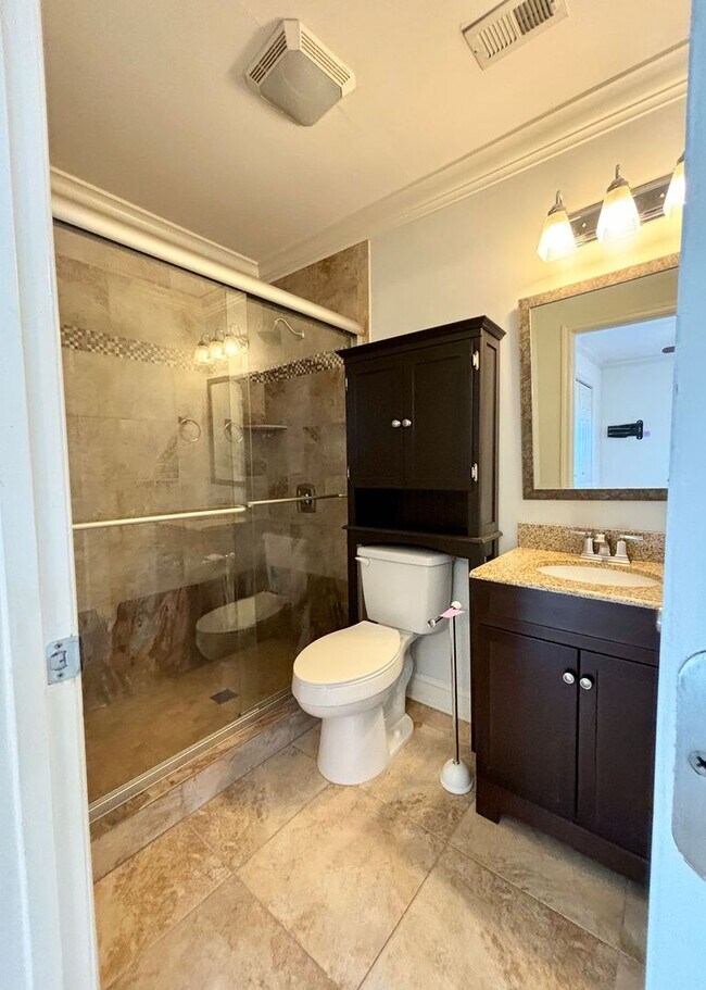 Building Photo - Available 1/10. Beautiful 3BR/3 BA Townhome Available in the Heart of Mt Pleasant!