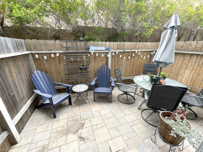 Building Photo - Updated 2 bedroom split level townhome