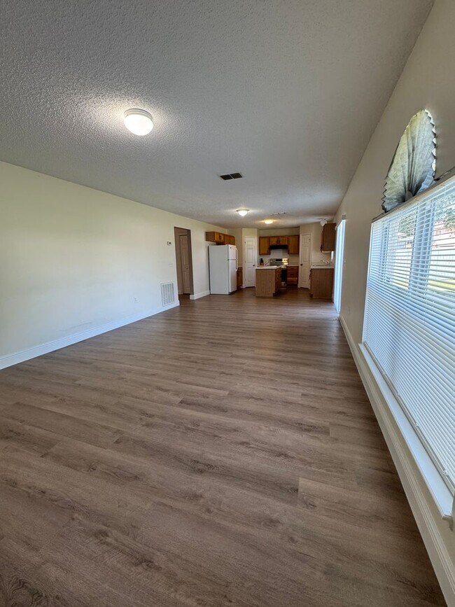 Building Photo - Spacious and Comfortable House for Lease