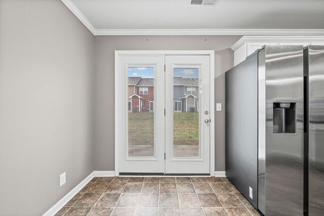 Building Photo - 2 Bedroom Pet Friendly Condo For Rent Near Beachaven Vineyard!