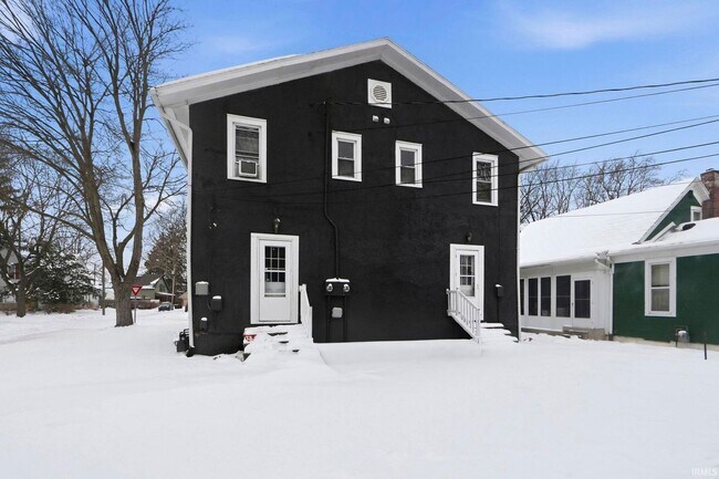 Building Photo - 3 bedroom available for immediate move i!