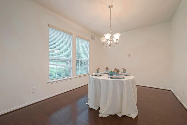 Building Photo - 1924 Honey Laurel Dr