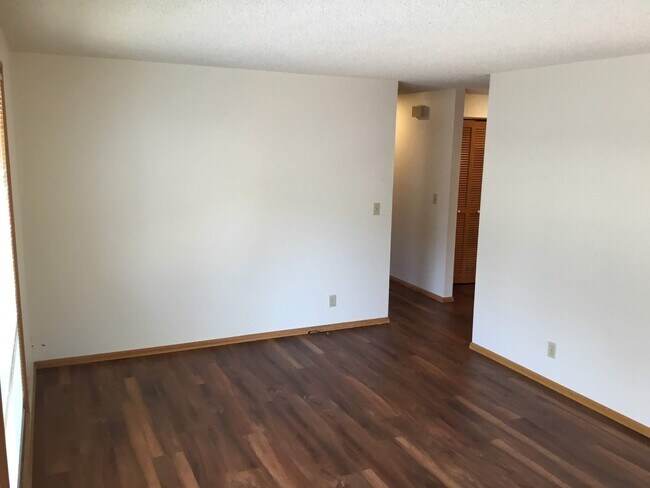 Building Photo - 2 Bedroom, 1 Bath Home in Cal Young Neighborhood