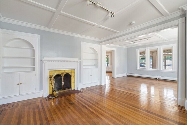 Building Photo - 68 Elm St