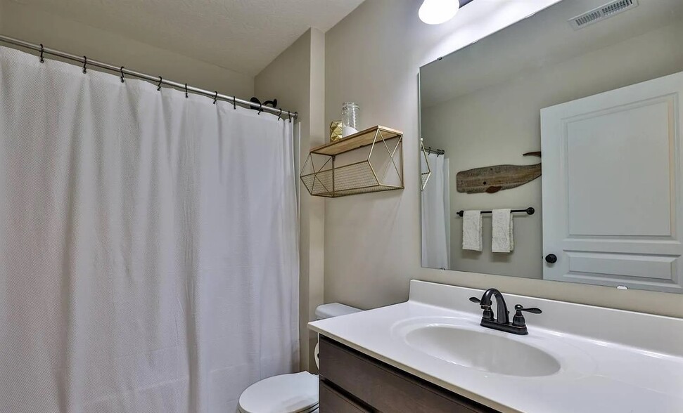 Building Photo - 7947 Oakbridge Way