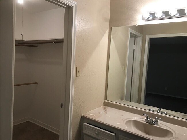 Building Photo - 13603 Ravensway Dr