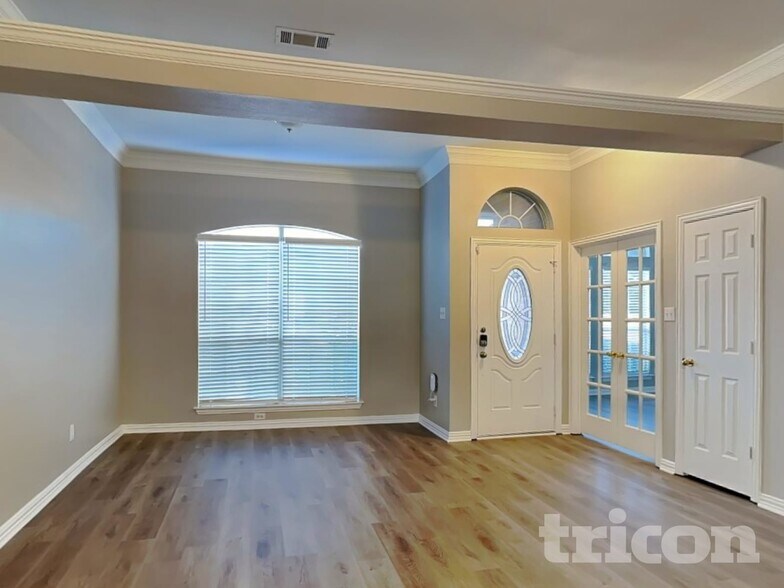 Building Photo - 709 W Park Dr