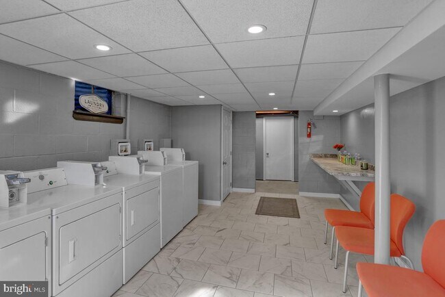 Building Photo - 933 N Hanover St