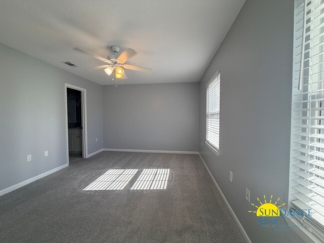 Building Photo - Charming Two-Story Townhome Near the Beach!