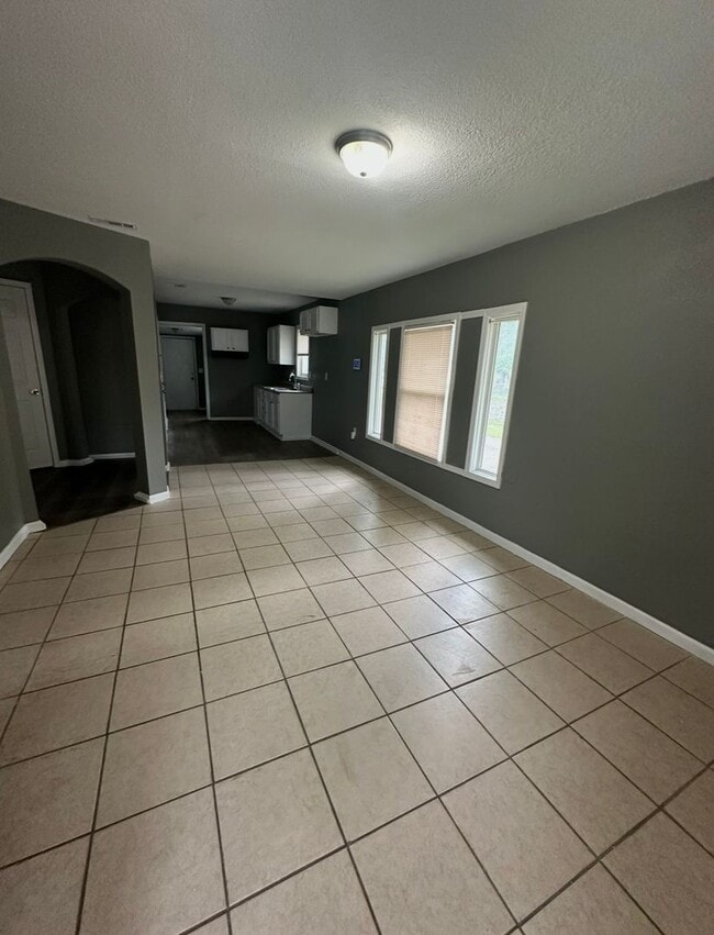 Building Photo - This is a 3bedroom 1 Full bathroom house which has a spacious living room, dining room and full k...