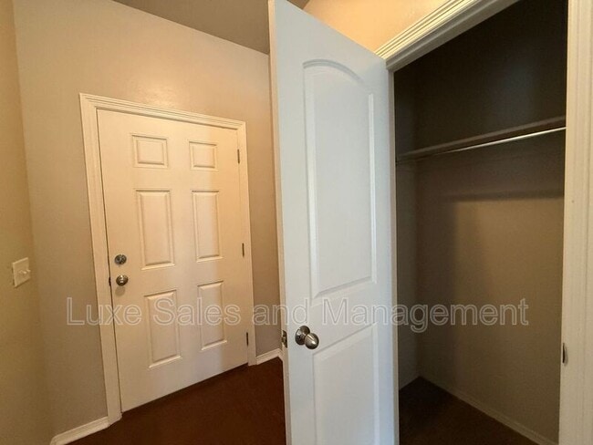 Building Photo - 2408 Alta Vista Ln
