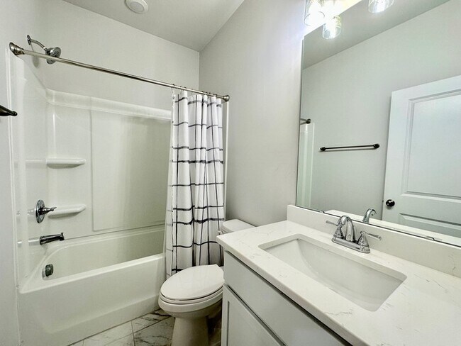 Building Photo - Beautiful Townhome with 3 bedrooms, three ...