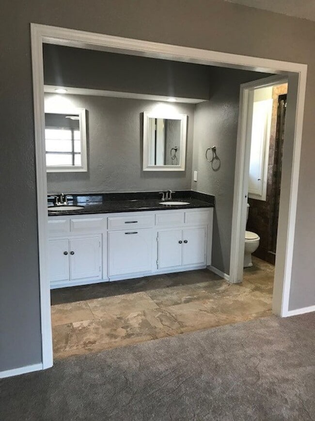 Building Photo - Newly Updated - Granite Counters - 4 Bd/3 Ba - Spacious