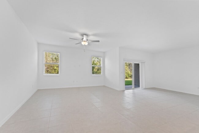 Building Photo - Absolutely stunning 3 BR /2.5 Bath / 2 Car Garage + LOFT townhome in ultra-modern and green-focus...