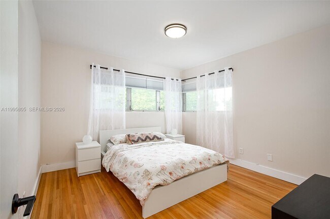 Building Photo - 10081 W Bay Harbor Dr