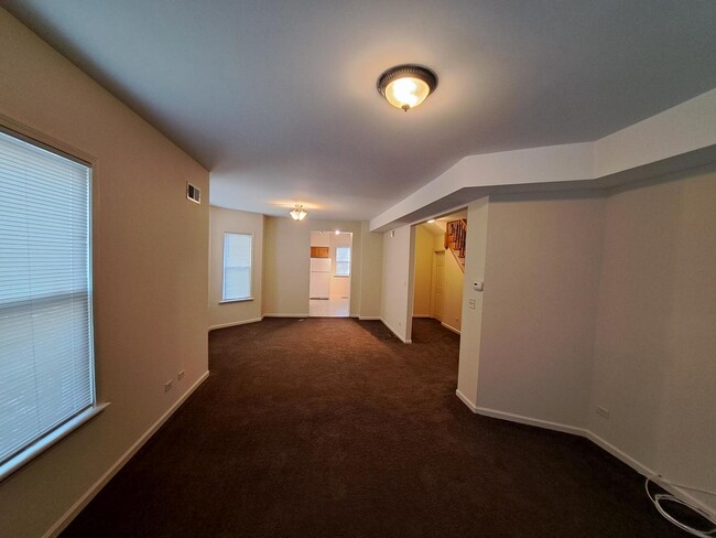 Building Photo - 1509 W Greenleaf Ave