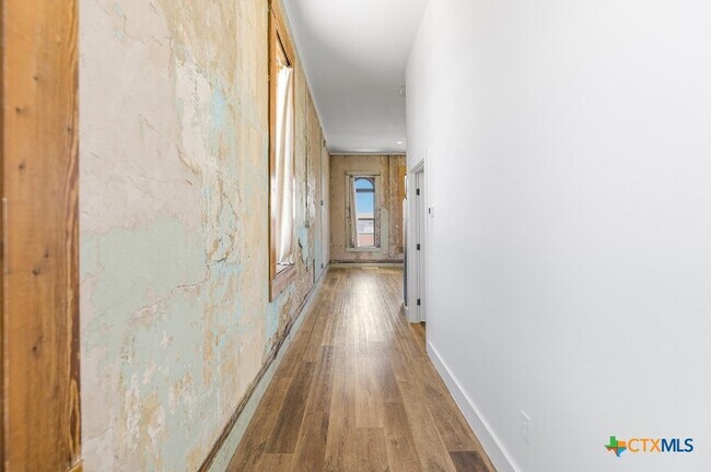 Building Photo - 123 W May St