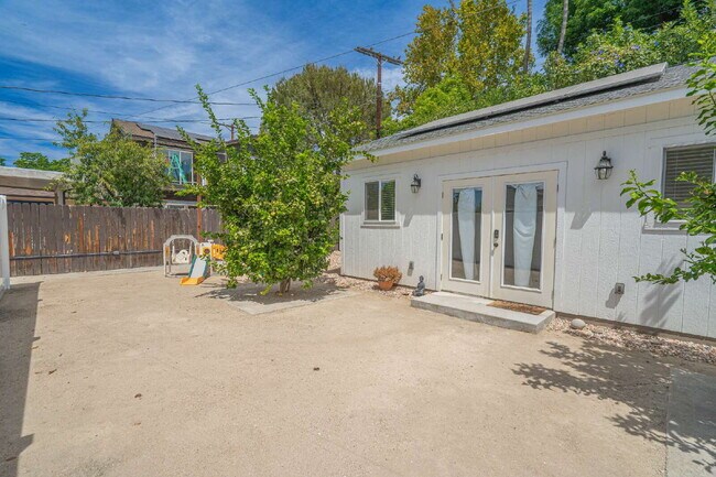 Building Photo - Studio ADU – Private Yard & Modern Finishes!