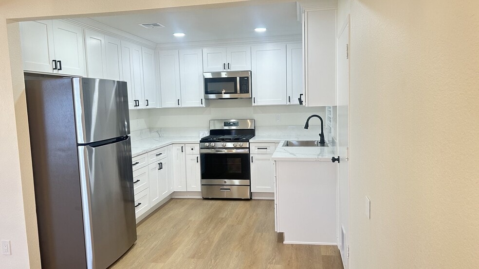 Building Photo - 2811 E 11th St