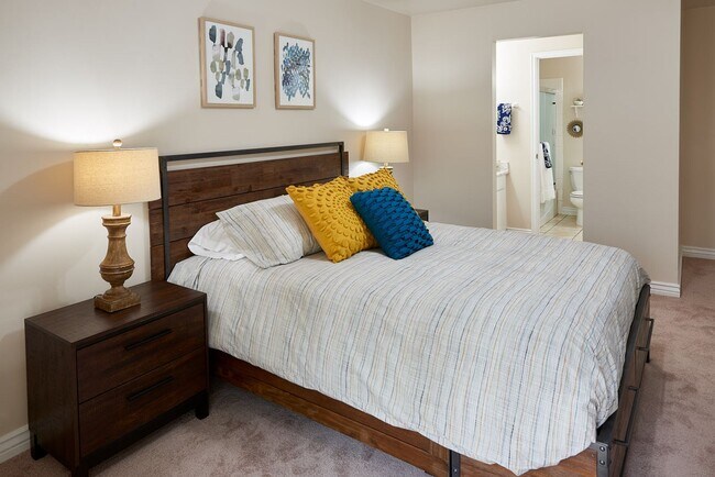 Building Photo - $0 application fee! 2 Bedroom 1 Bathroom D...