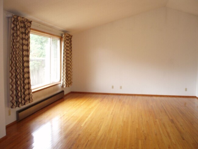 Building Photo - **PENDING APP**Cute 2 Bed 1 Bath Duplex in Tacoma