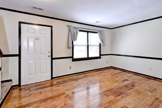 Building Photo - Lovely 2-Bedroom, 1.5-Bath End Unit Townho...