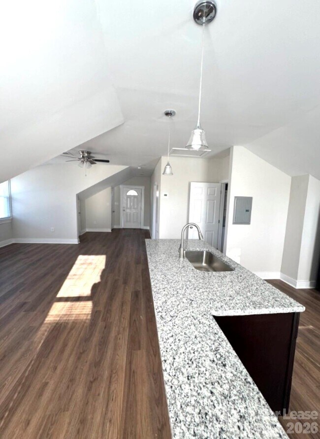 Building Photo - 711 S Jackson St