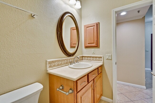 Building Photo - Large, Comfy 2BR, 2BA Condo with Convenient Location