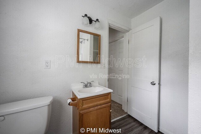 Building Photo - 1433 W 5th St