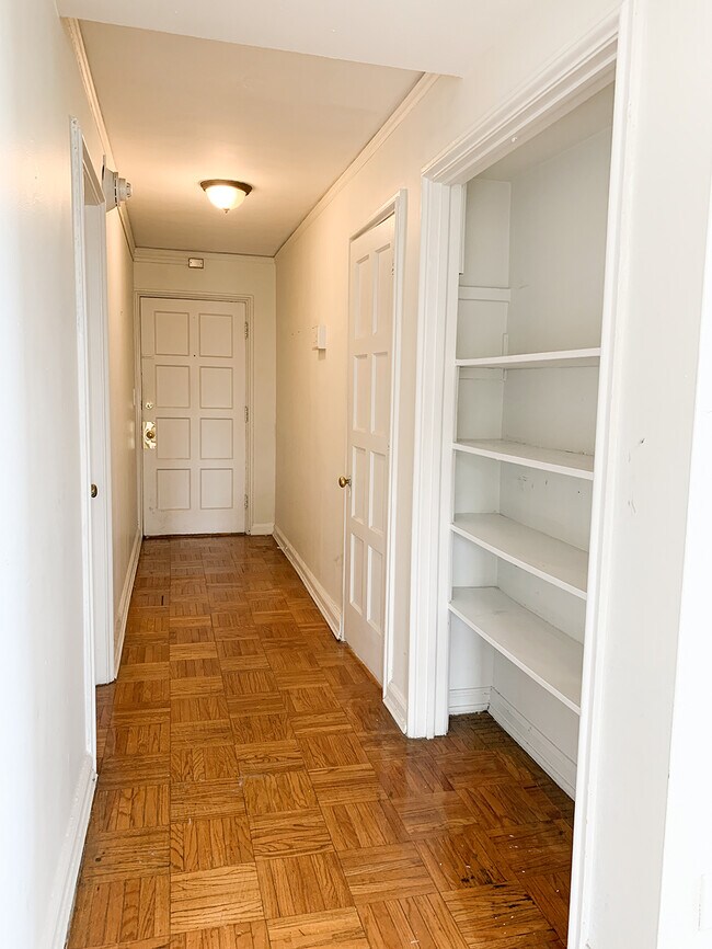 Building Photo - 8925 E Jefferson Ave