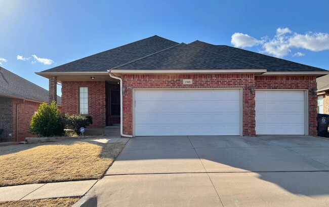 Primary Photo - Edmond Home in Gated Community & Deer Cree...