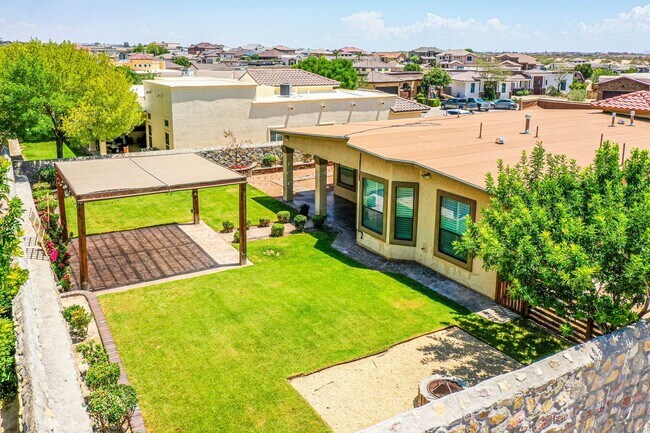 Building Photo - Beautiful Modern & Contemporary House