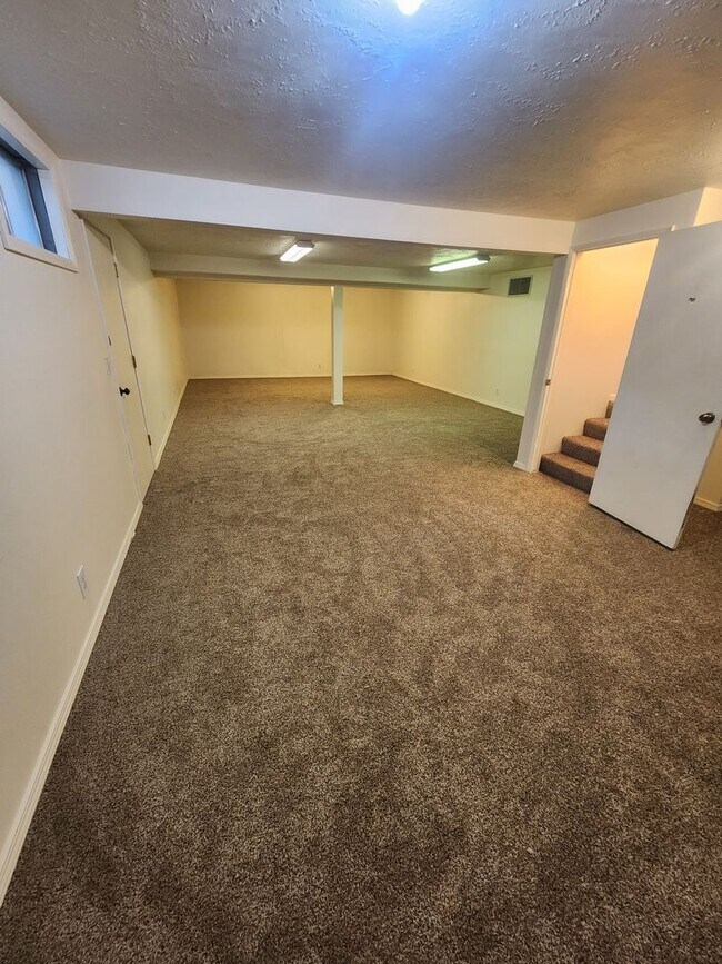 Building Photo - SINGLE FAMILY HOME ON HILLCREST (APP#72)