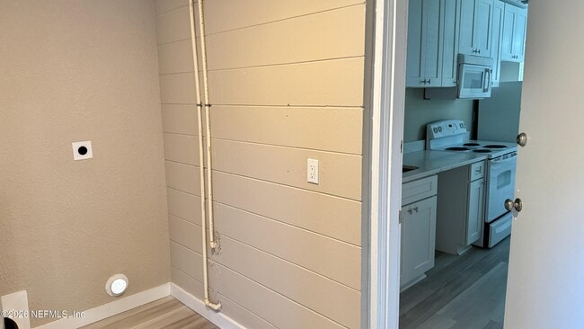 Building Photo - 696 Kestner Rd