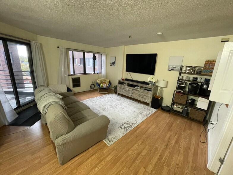 Building Photo - 147 Kelton St