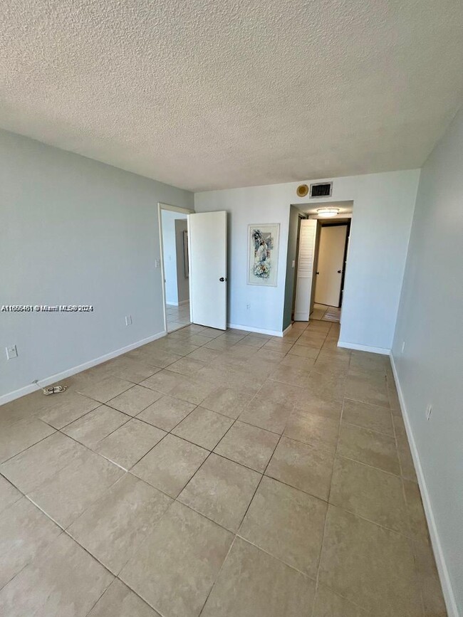 Building Photo - 1200 NE Miami Gardens Dr